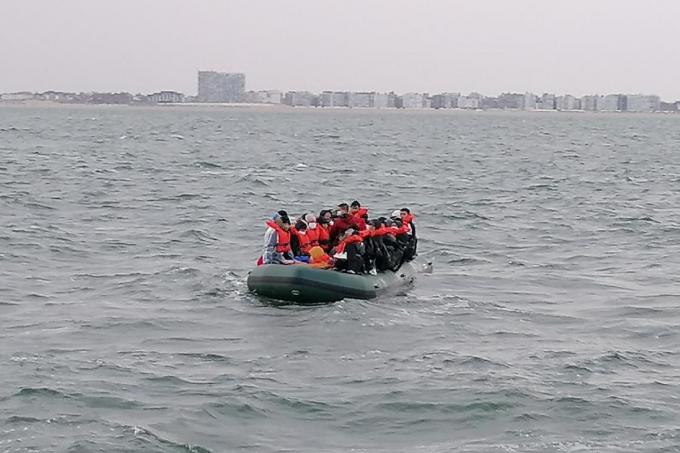 De opgepikte vluchtelingen probeerden in dit bootje de oversteek naar Engeland te maken.© GF