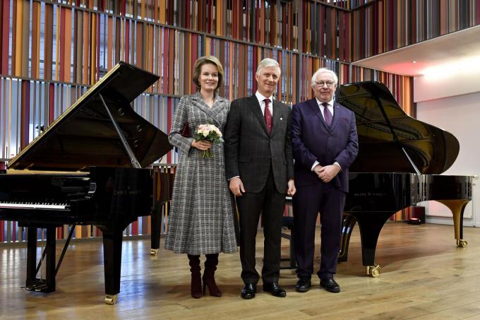 Chris Maene, op de foto met koningin Mathilde en koning Filip, is met Piano's Maene al jaren partner van de Koningin Elisabethwedstrijd.©DIRK WAEM BELGA