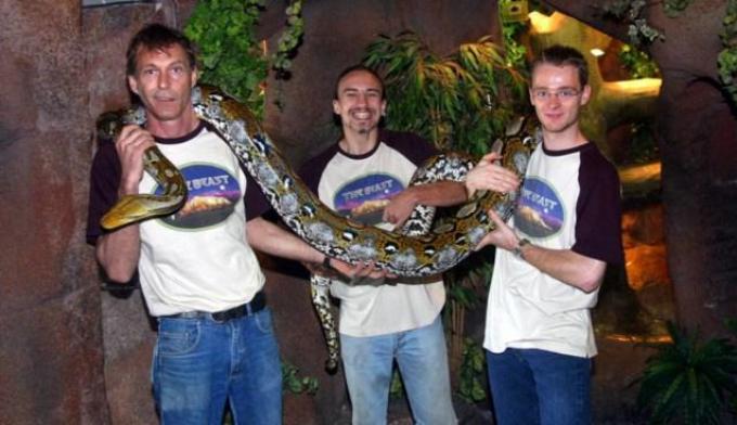 Een foto uit de oude doos: Marnick Croes (links) en twee medewerkers tonen een python.© a-KW