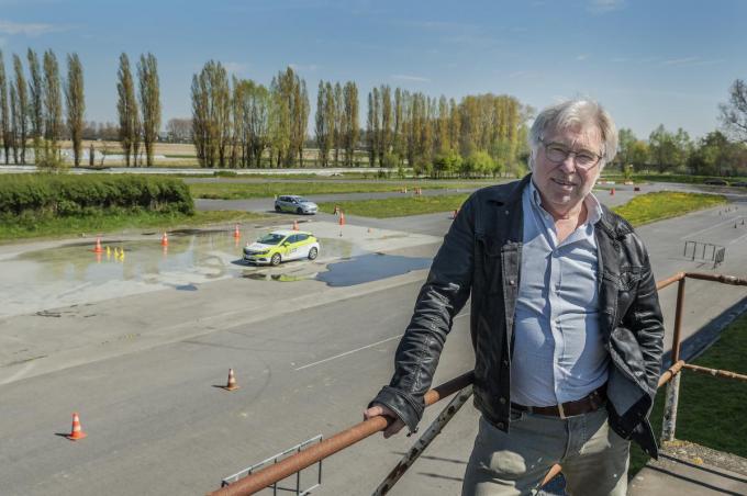 Marc Van Herrewegen: “Ik rij zelf met een wagen van de rijschool, ja, met belettering en bestickering.” (foto Stefaan Beel)©STEFAAN BEEL Stefaan Beel