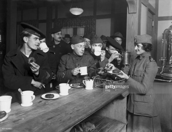 Amerikaanse militairen genieten van een warme kop koffie in een hut van het Leger des Heils in New York, circa 1918.© Getty Images