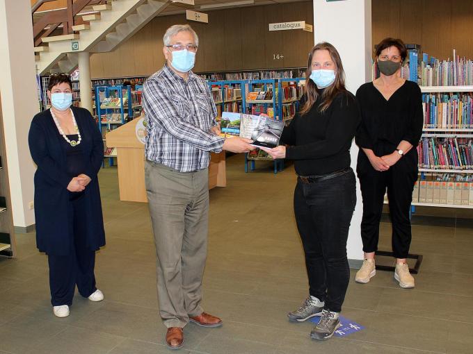 Bibliothecaris Geert Puype ontving uit handen van Daisy Lapeire van de vereniging Blauw Hart drie boeken over relatie en contractbreuken. Schepenen Angelique Declercq (Vooruit) en Griet Vanryckegem (N-VA) waren er ook.© WO