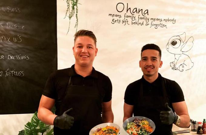 Rico en Khibar bij de opening van Ohana in Oostende.© Facebookpagina Ohana Pokébowls