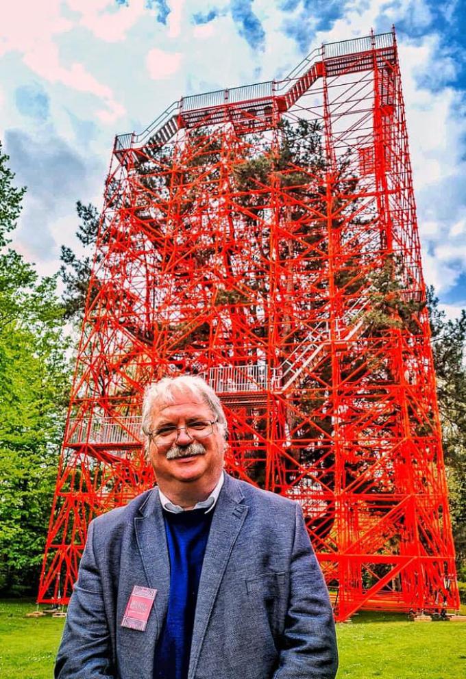 Schepen van Cultuur Nico Blontrock bij de installatie.© stad Brugge