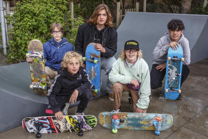 Ledegemse skaters in Dadizele, op de terreinen van Dario Ombecq: Diego Felix Peralta, Joone Selschotter, Warre Ombecq, Rémi Pattyn en Jarne Ombecq. (foto JS)©jan_stragier Jan Stragier