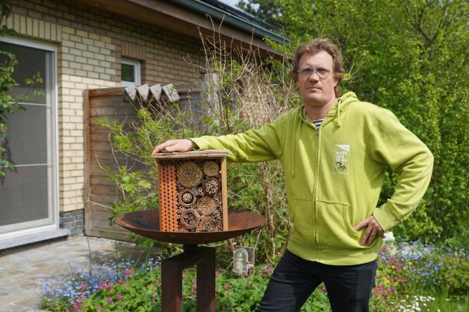 Bart Vandepoele heeft net als intussen steeds meer Vlamingen enkele insecten- en bijenhotels in de tuin hangen.© MM