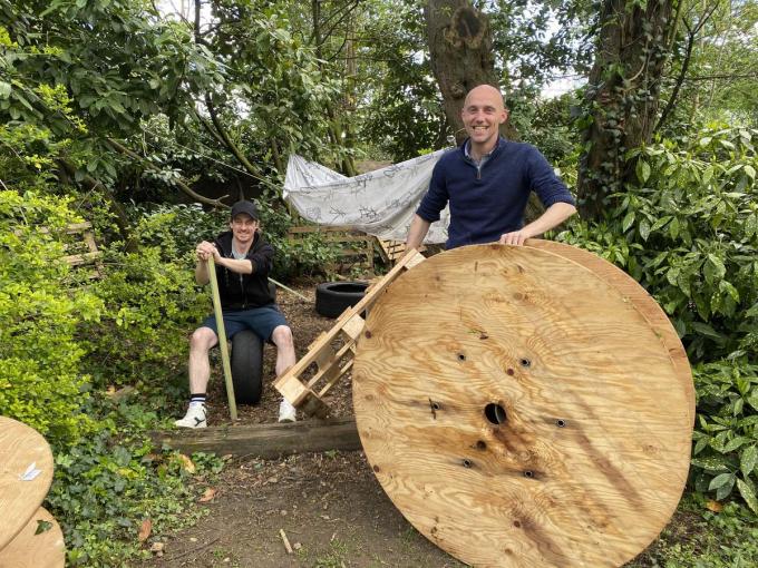 Jeugddienstmedewerker Aaron Nys en schepen van Jeugd Bert Schelfhout aan de bouwspeelplaats in het Gaverdomein.© (Foto DRD)