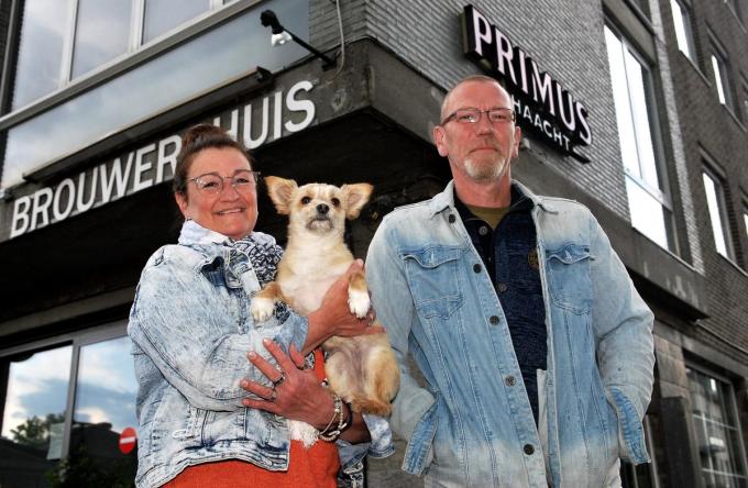 Johan, Maureen en hun hondje Zoef openen hun ‘Brouwershuis’ pas op 9 juni. (foto JF)