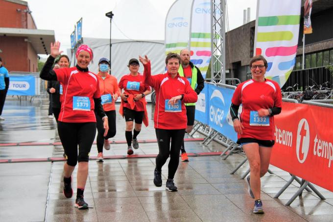 Een delegatie van AZ Groeninge vertrekt voor de 11 kilometer.© (Foto JVGK)