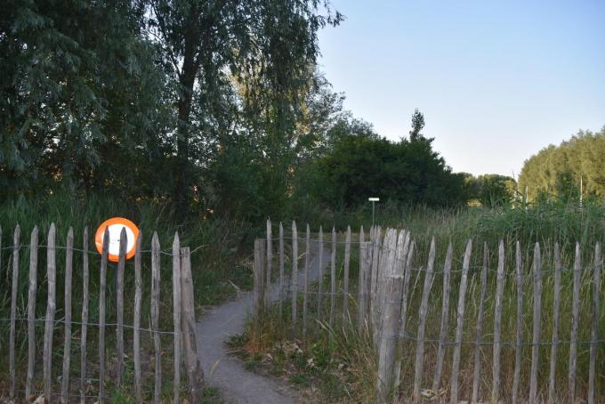 Het Neerbeekpad in Bissegem is een goed voorbeeld van een huidige ‘trage weg’.©Els Deleu