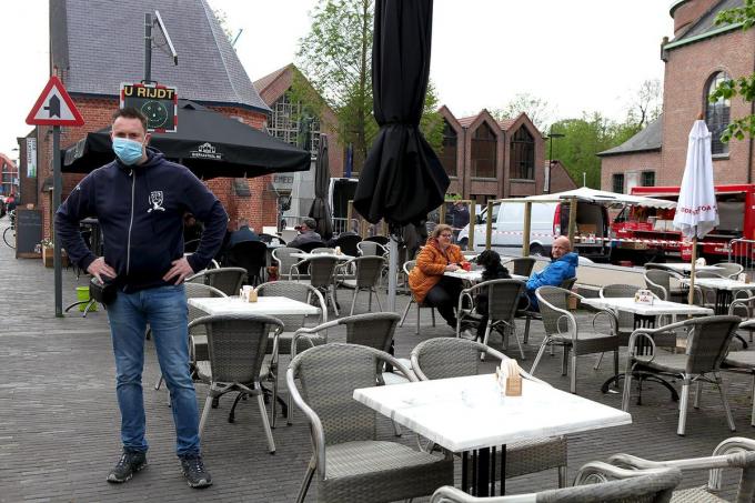 Francis poseert alleen voor het gezamenlijke terras, want Marijke staat niet graag voor een fotolens.© (Foto FODI)