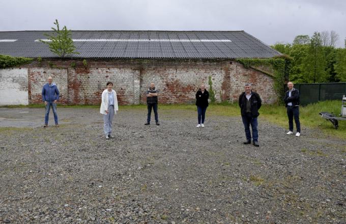 Op deze plaats wordt het nieuwe Cultuurhuis gebouwd. Je ziet v.l.n.r. de CD&V-gemeenteraadsleden Filip Blanckaert, Sabine Lampaert, Bart Buyse, Els Leysen, Jan Defreyne en Frederick Desplenter (CD&V-voorzitter).© (Foto FODI)