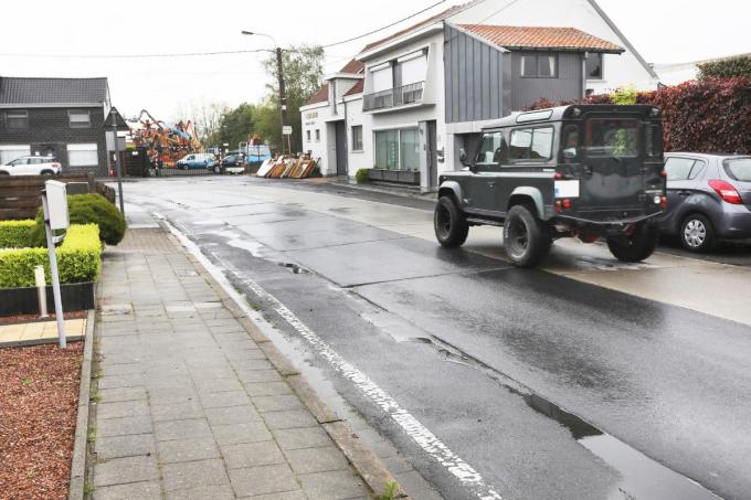 De knip in de Pottebezemstraat is donderdag gebeurd op de plaats waar de terreinwagen hier nog net vrije doorgang heeft.©Johan Sabbe
