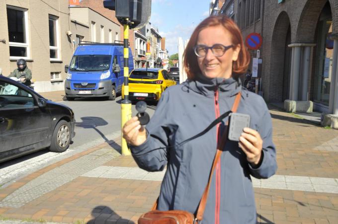 Carol Cartigny met een Telraam-toestel in de Stationstraat. (foto GST)