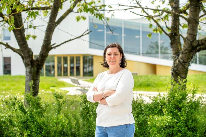 Schepen van burgerzaken Nathalie Depuydt op de locatie (tussen de twee bomen) waar de huwelijksceremonie in openlucht kan doorgaan.© JCR