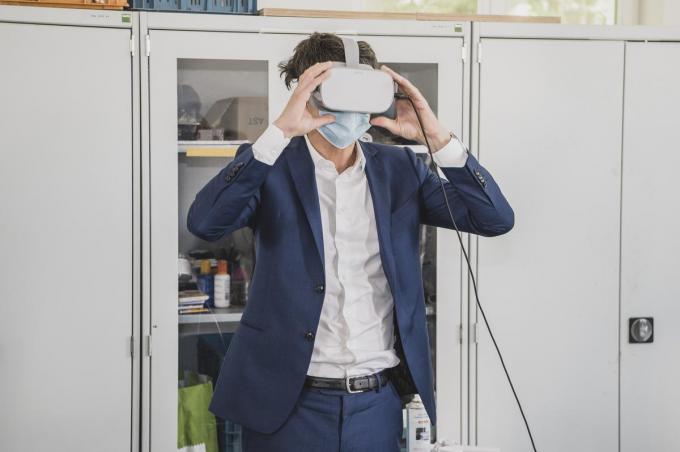 Minister Benjamin Dalle maakte kennis met de VR–toepassingen in De Zande.© Olaf Verhaeghe