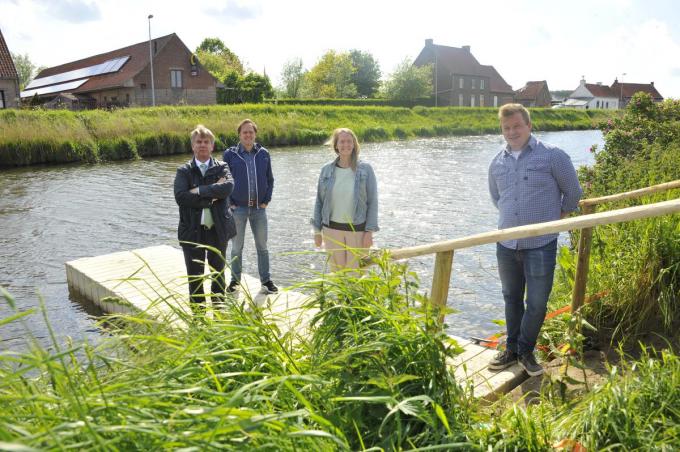 We herkennen burgemeesters Jos Sypré en Jan de Keyser, schepenen van Sport Patricia Waerniers en Sam Van De Caveye. (foto GST)