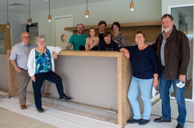 De uitbaters van de sportbar kunnen rekenen op de hulp van de familie. We zien Jose, Marie-Jeanne, Stijn, Tess, Thor, Vik, Greet, Marleen en Guido.©Stefaan Lernout