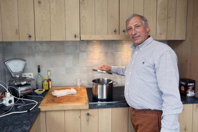 Johan Dejonckheere lachend: “Ik zeg aan mijn vrouw Marleen dat ik heel graag plaats voor haar maak in de keuken.”©Johan Sabbe