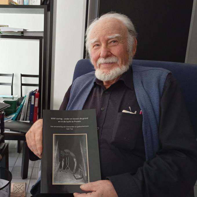 Auteur Ivan Top met zijn recentste boek.© MD