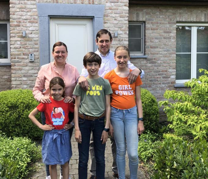 Koen Demeulenaere en Annelies Naert wonen samen met hun kinderen Fleur, Stan en Julie in de Middelstraat in Noordschote. (foto RVL)