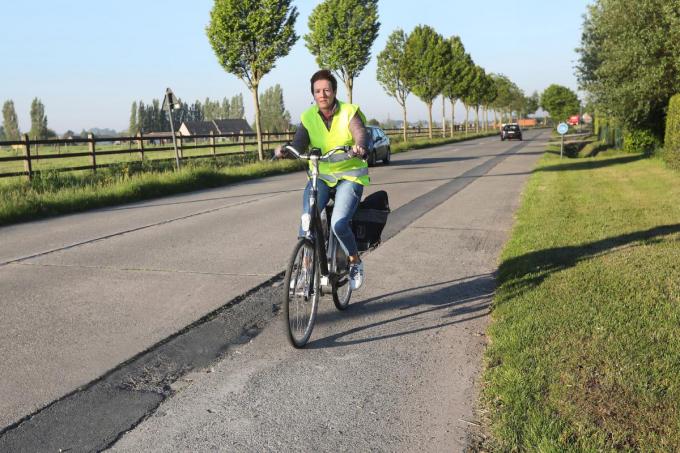 Het totaal versleten fietspad tussen Kortemark en Torhout zal vanaf 2022 eindelijk heraangelegd worden.©Johan Sabbe