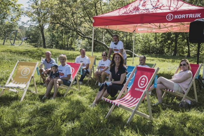 Aan het OC in Marke werd dinsdag het nieuwe ‘wijkfeestpakket’ van de Stad Kortrijk voorgesteld. Organisatoren van straat- of buurtfeesten kunnen dat gratis ontlenen.© Olaf Verhaeghe