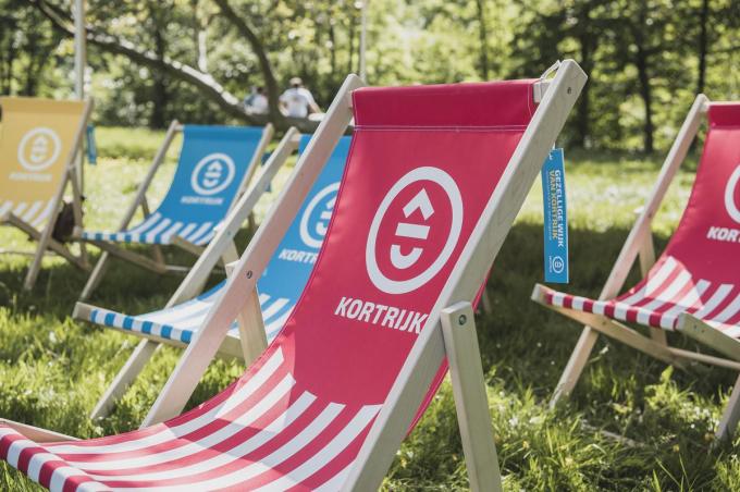 Onder meer tien exclusieve Kortrijkse strandstoelen maken deel uit van dat wijkfeestpakket.© Olaf Verhaeghe