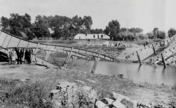 De vernielde Neerhoekbrug met op de achtergrond de hoeve Martens.© Archief Heemkring Zulte