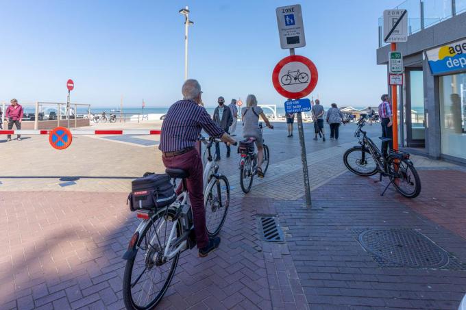 Op dinsdag 1 juni werd het fiets- en gocartverbod op de Middelkerkse zeedijk aangekondigd met borden, maar niet door iedereen gevolgd.© Luc Cassiman