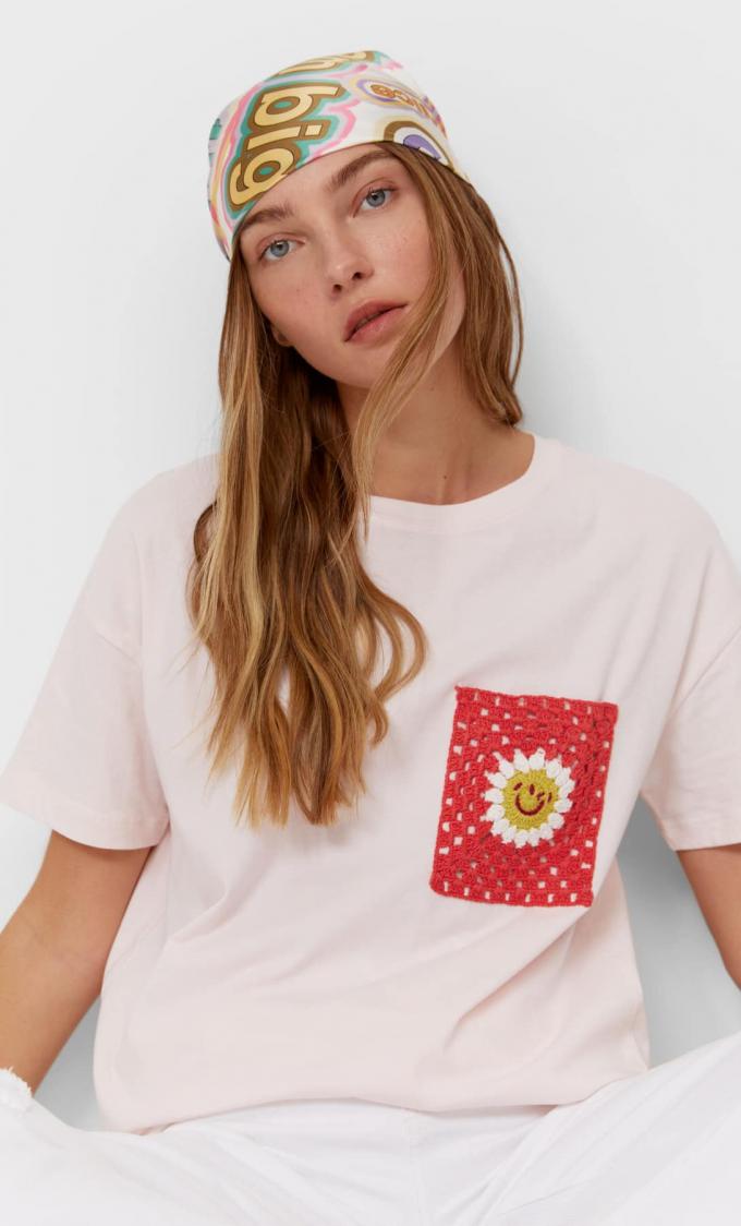 Poederroze T-shirt met crochet zakje