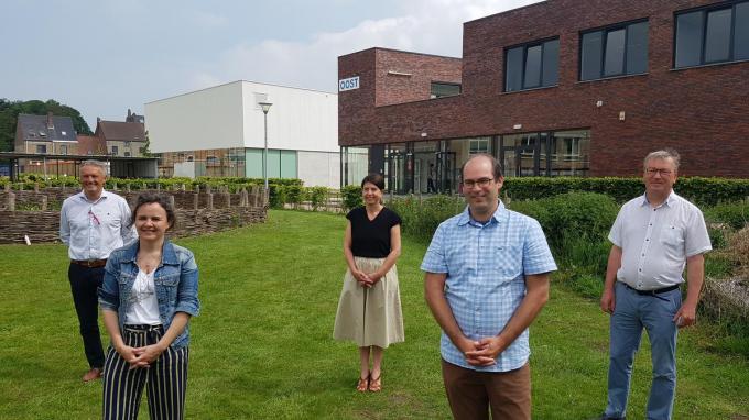 Koen Neuvroen (directeur afdeling Eernegem), Inge Claeys (kwaliteitscoördinator), directeur Ilse Bouchez, Mike Hoorelbeke (adjunct-directeur) en Paul Mortier (uittredend adjunct-directeur).© (Foto BB)