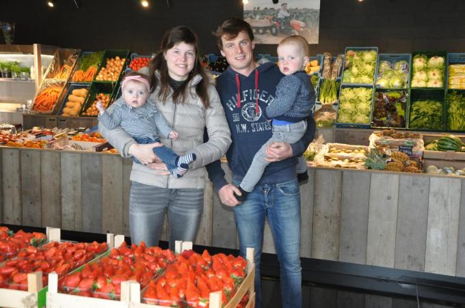 Elisa Masschelein en Jelle Blauwblomme samen met hun kinderen Rémi (2,5) en Estée (6 maanden) in de splinternieuwe hoevewinkel.© (Foto KVCL)