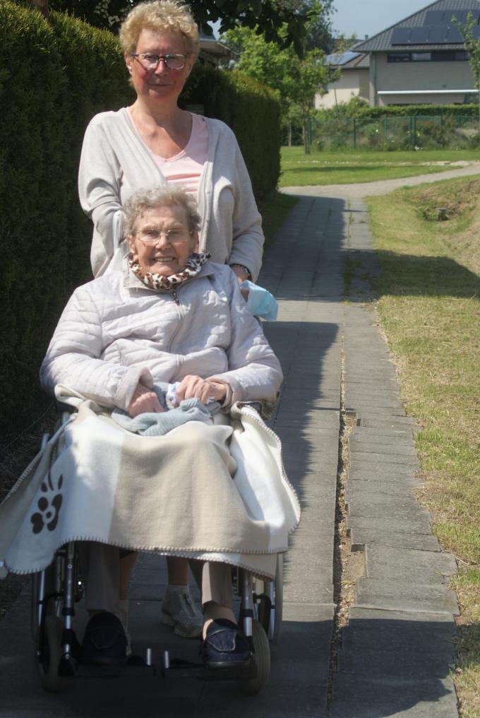 Denise Carpentier en haar 93-jarige mama Angèle Dezwarte zijn twee van de vele gebruikers van de Lovoetweg.© (Foto AB)