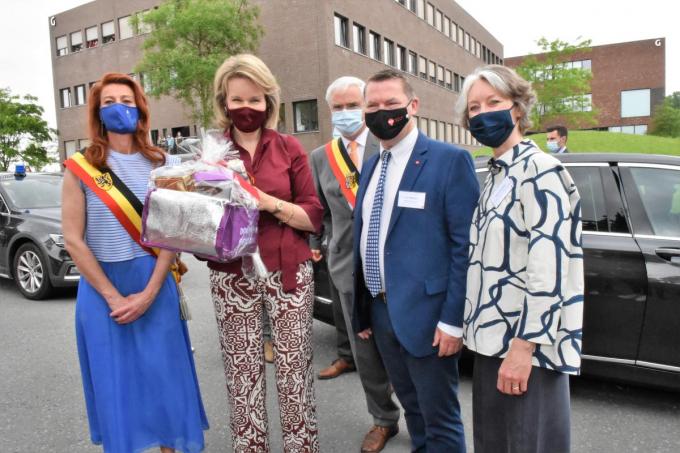 Koningin Mathilde met van links naar rechts burgemeester Ruth Vandenberghe, gouverneur Carl Decaluwé en Vives-directeurs Joris Hindryckx en Nancy Boucquez.© Ludo Ostijn