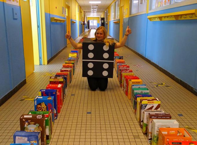 Erin Lambrecht kwam op de idee voor een domino-day met cornflakesdozen.© FRO