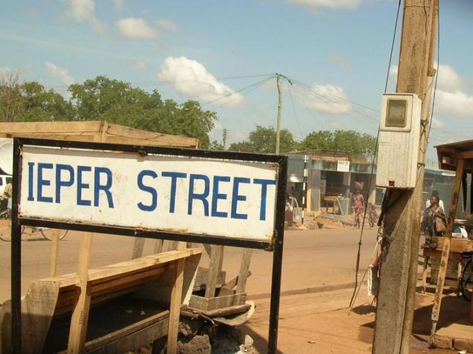 De hoofdstraat in de Ghanese stad werd er naar Ieper genoemd. (Foto Vera Lannoo)