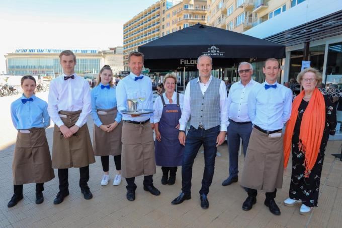 Leo Deklerck (vierde van rechts) van restaurant Ocean roept de klanten op om toch altijd wat cash bij te hebben.©Peter MAENHOUDT