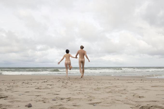 Voorlopig kan je aan onze kust enkel in Bredene naakt zonnebaden.© Getty Images