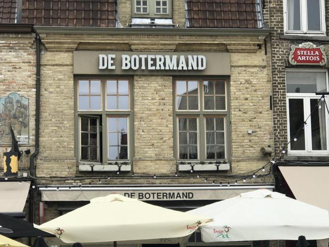 De medewerkster keek een pv na van een andere politiezone en speelde dat door naar haar vriend, de cafébaas van De Botermand in Veurne.© JH