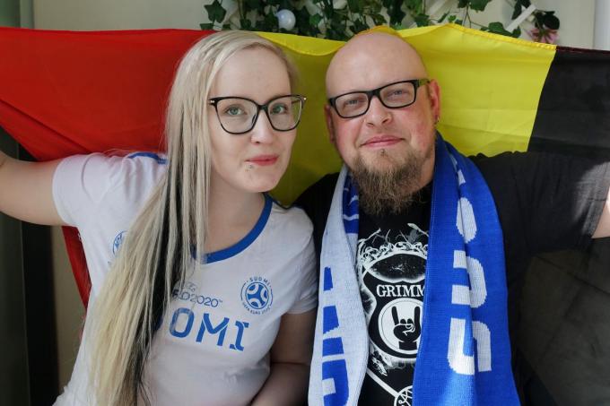 Roel en Jonna in hun appartement met de vlag van ons land én een sjaal van Finland. (foto FODI)©FODI