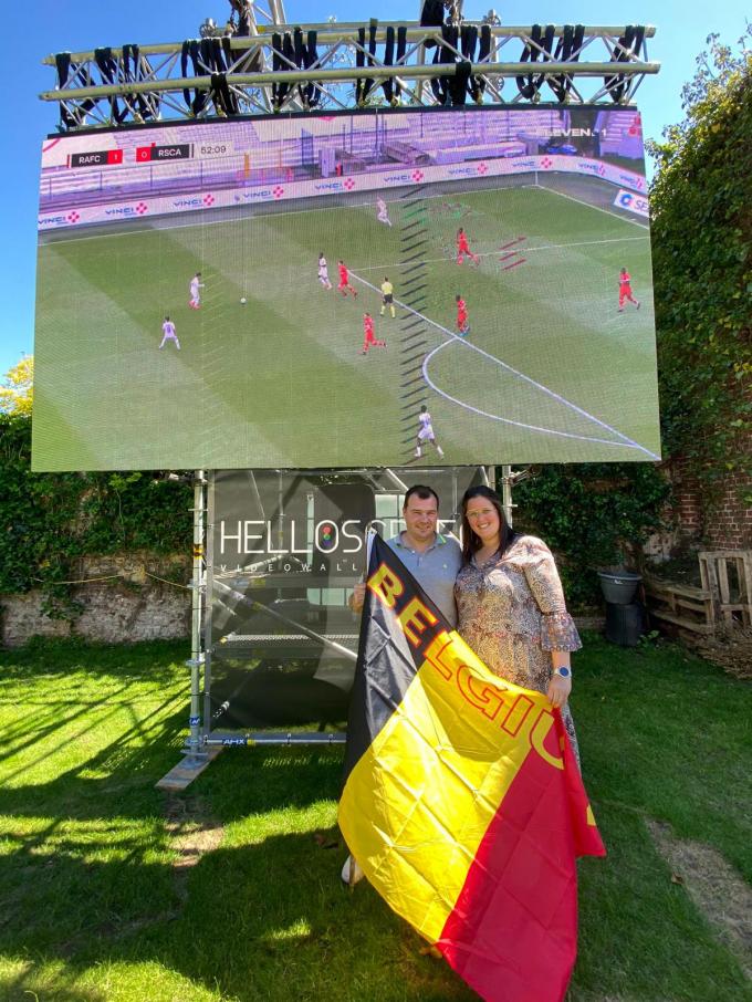 Femke Debie liet een groot scherm plaatsen voor de voetbalfans: “Ik wil van De Castard het gezelligste EK-dorp van Pittem maken.”© TV