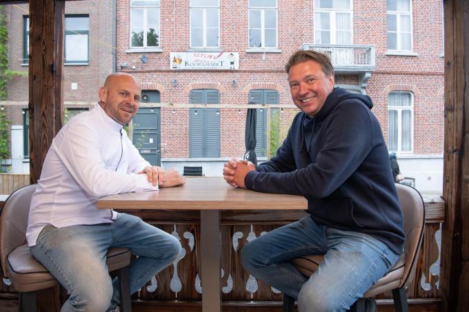 De Koornmarkt wordt eetcafé en dat staat al duidelijk geafficheerd op de gevel. Kok Jurgen Defour (links) gaat daarvoor samen in zee met Tom Sintobin, al 13 jaar lang de waard van de bekende Izegemse kroeg. (foto Frank)© Frank Meurisse