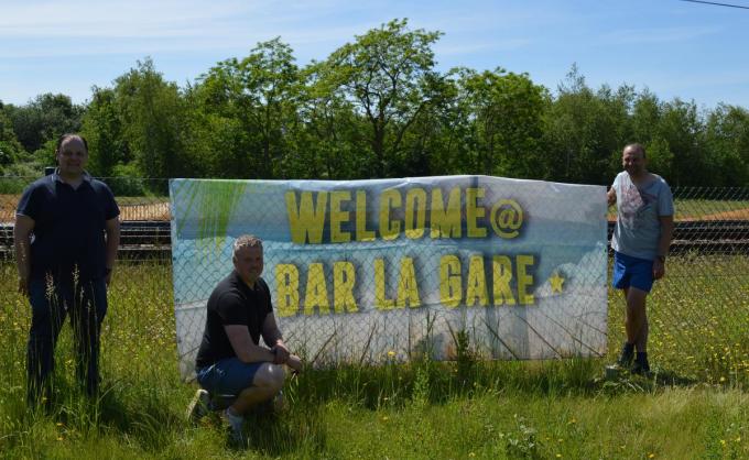 Pieter Vanoverschelde, Didier Meersschaert en Philippe Lauwych openen opnieuw Bar la Gare in de Krekemeersen. (foto JDK)