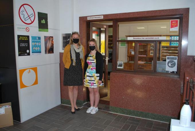 Directeur Mieke Verhelst (links) samen met onthaalmedewerker Annelies Boone in de hoek van de inkomhal die binnenkort verbouwd wordt. (foto PDC)