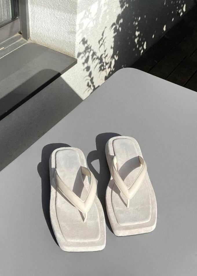 Witte floppy sandals