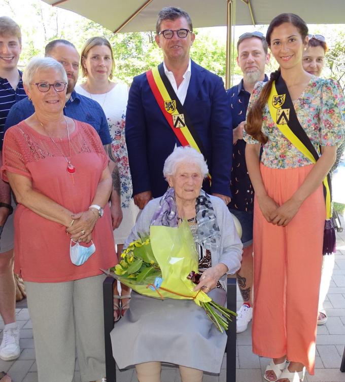 De 100-jarige Gilberte Van Meenen met dochter Lydie, schepen Hina Bhatti en burgemeester Bart Tommelein.© FRO