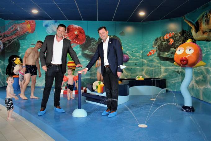 Schepen van Jeugd en Sport Jens Danneels en burgemeester Lieven Huys drukken letterlijk op de startknop van de nieuwe speelzone in recreatiebad de Alk.© gf