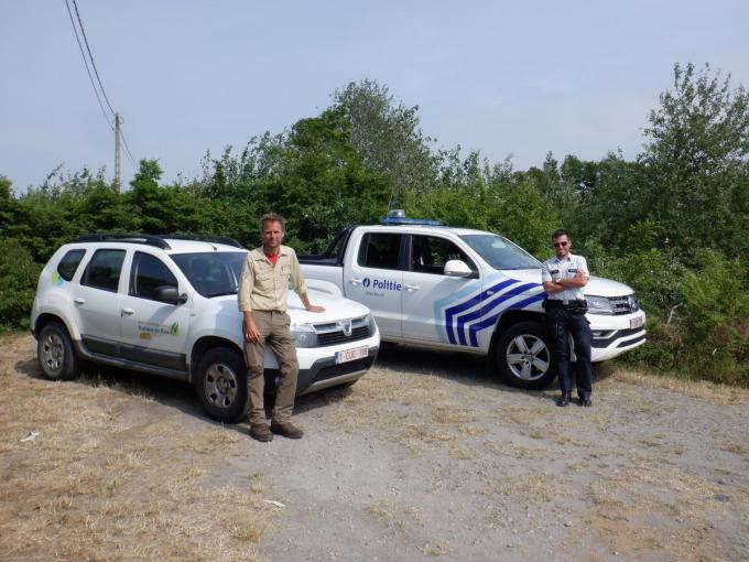 Boswachter Agentschap Natuur en Bos Johan Lamaire en wachtofficier/hoofdinspecteur PZ Westkust Dimitri Vandepoele.©MYRIAM VAN DEN PUTTE