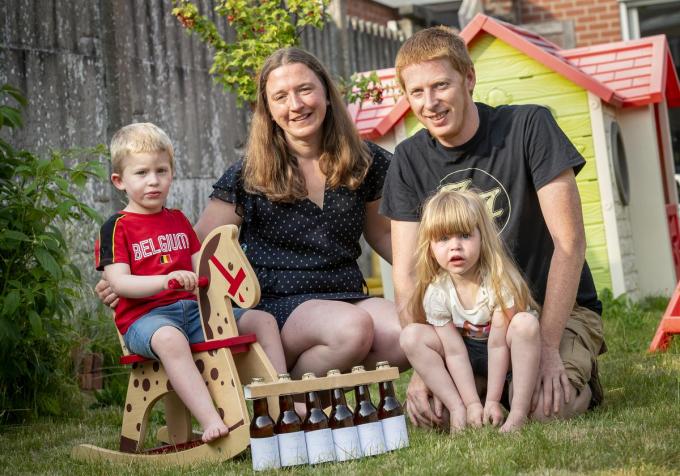 Sara Dekeuleneer en Bart Maes met de kinderen Lucas en Lore en enkele flesjes Lucasbier.© JCR